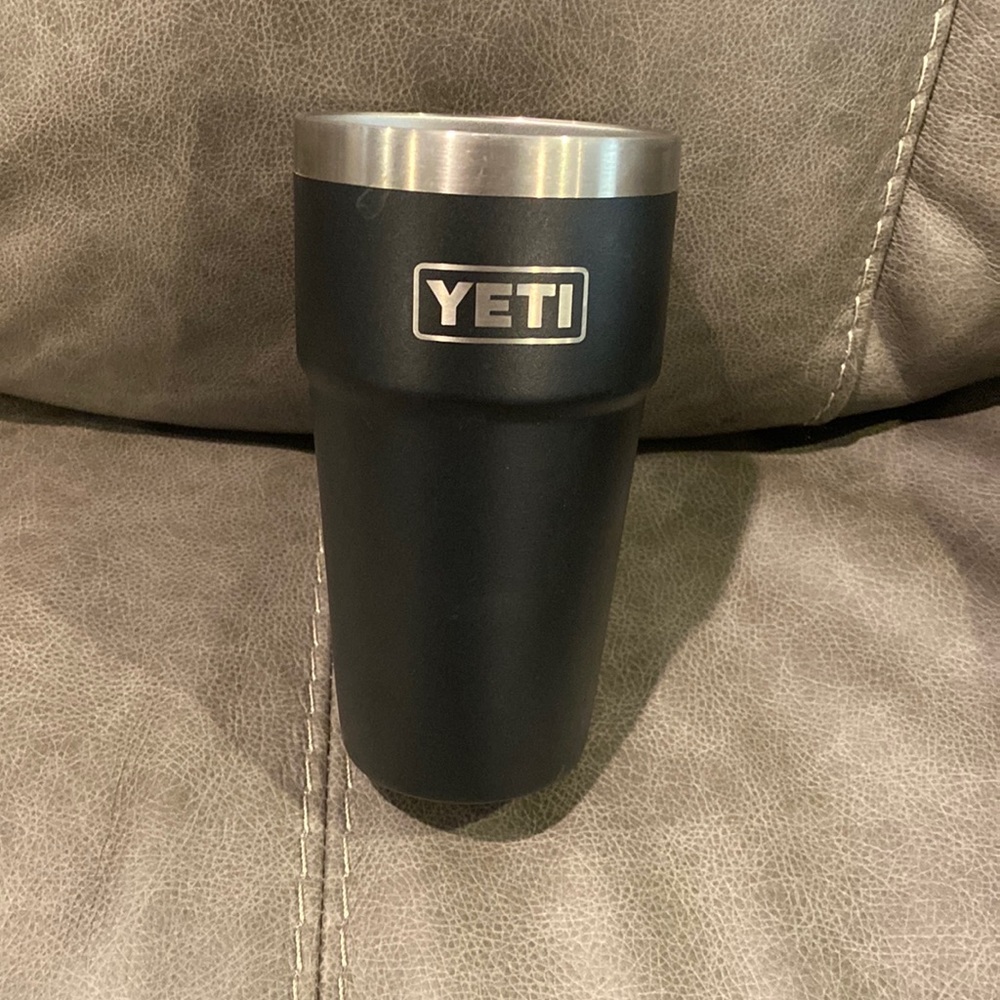 Yeti stackable pint in black
